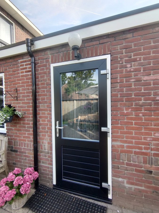 Moderne voordeur geplaatst door Wilmink Montage
